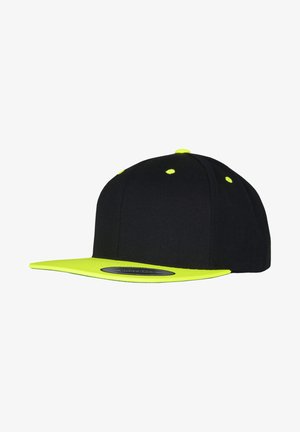 Sort snapback-kasket med en neongul skygge og detaljer, der har kontrasterende syninger og et fladt skygge-design.