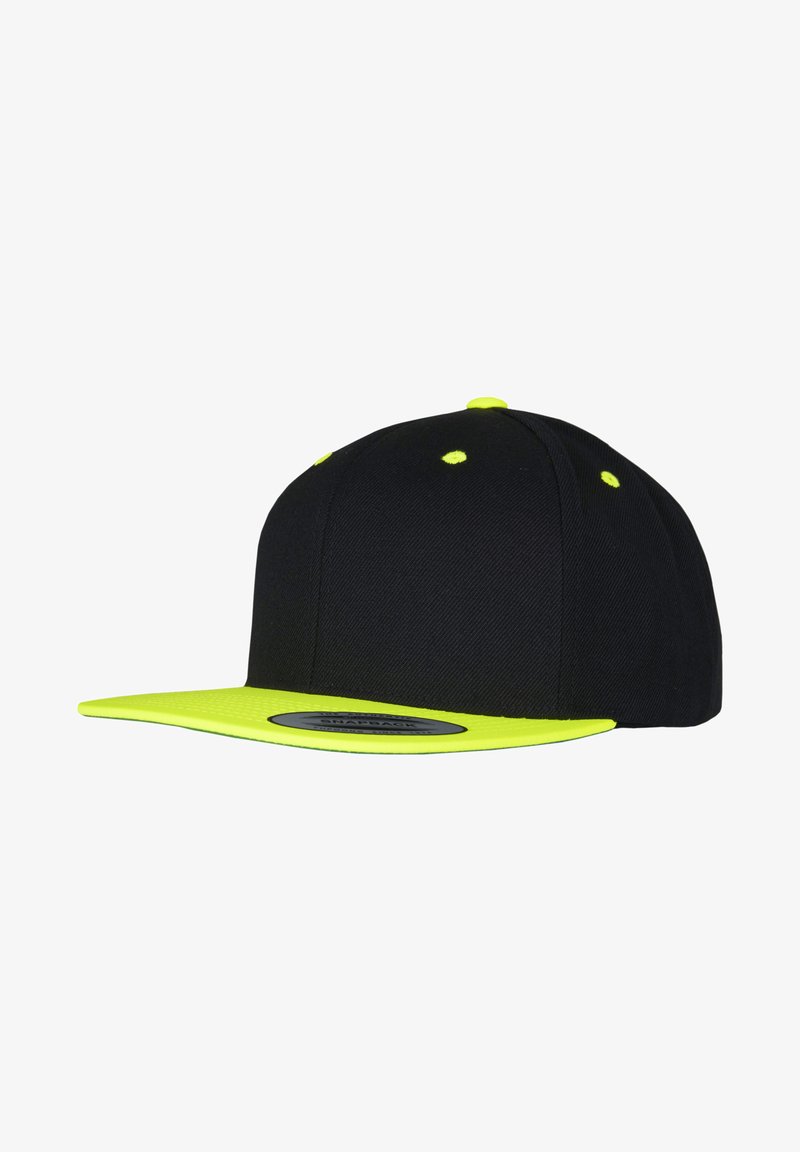 Fekete snapback sapka neon sárga peremmel és díszítéssel, kontrasztos varrásokkal és lapos műszakilag tervezett napellenzővel.