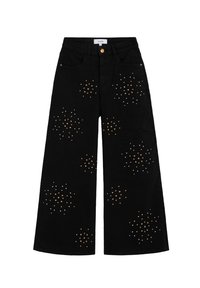 Jeans de pierna ancha en negro con patrones decorativos de tachuelas en bronce, dorado y plateado. Fabricados en denim, con bolsillos tradicionales y cierre de botón.