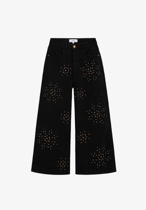 Jeans de pierna ancha en negro con patrones decorativos de tachuelas en bronce, dorado y plateado. Fabricados en denim, con bolsillos tradicionales y cierre de botón.