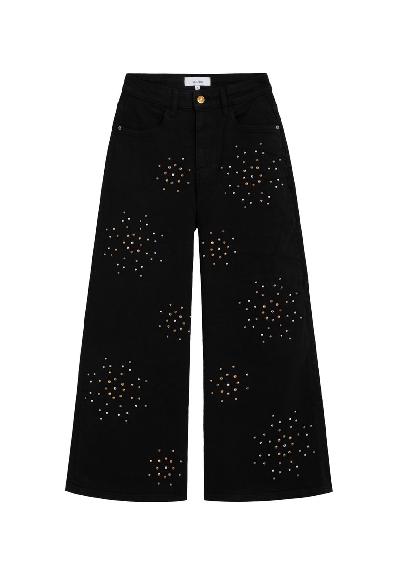 Jeans de pierna ancha en negro con patrones decorativos de tachuelas en bronce, dorado y plateado. Fabricados en denim, con bolsillos tradicionales y cierre de botón.