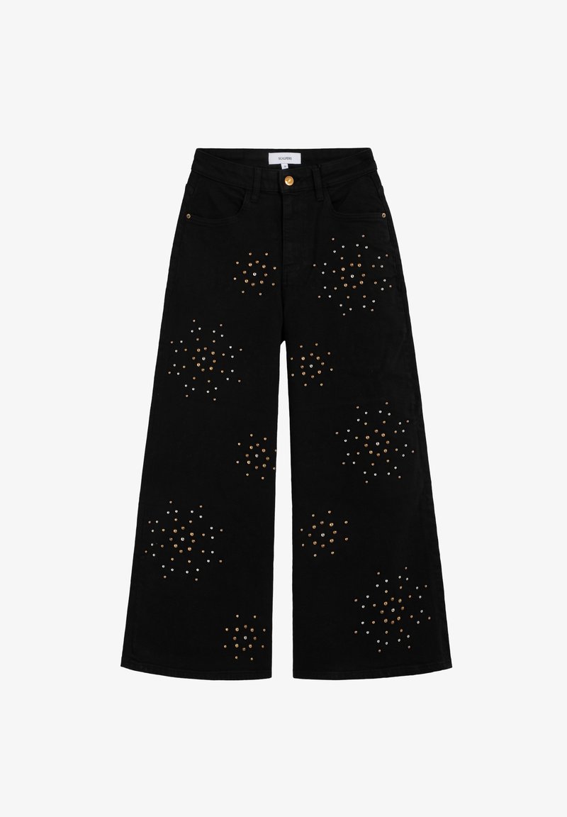 Jeans de pierna ancha en negro con patrones decorativos de tachuelas en bronce, dorado y plateado. Fabricados en denim, con bolsillos tradicionales y cierre de botón.