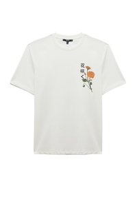 Camiseta de algodón blanca de manga corta, con un gráfico floral en naranja y verde, junto a texto negro en el lado izquierdo.