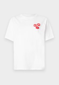 Λευκό κοντομάνικο T-shirt με τρία κόκκινα χνέια από κραγιόν και μικρό μαύρο κείμενο που γράφει "Με Αγάπη" στη πάνω αριστερή πλευρά του στήθους.