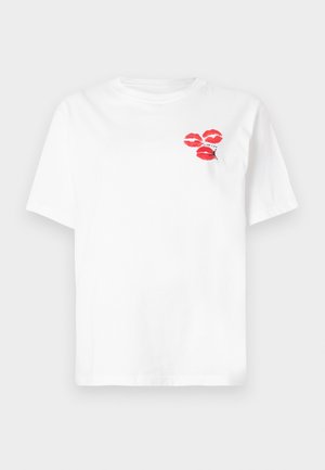 Fehér rövid ujjú póló, három piros rúzsnyomattal és kis fekete felirattal, amely a bal felső mellrészen található: "Szeretettel".