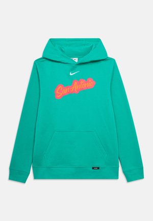 Sudadera con capucha turquesa hecha de tela de forro polar, con un bolsillo frontal y una capucha con cordón. "San Antonio" en letras rosas gruesas y un logo blanco de Nike.