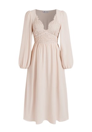 Vestido rosa pálido con mangas largas abullonadas. Presenta un corpiño de encaje y una cintura ceñida, que fluye hacia una falda hasta la rodilla. Textura suave.