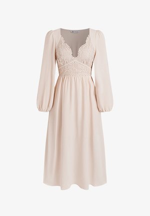 Vestido rosa pálido con mangas largas abullonadas. Presenta un corpiño de encaje y una cintura ceñida, que fluye hacia una falda hasta la rodilla. Textura suave.