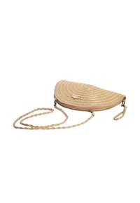 Bolso de paja trenzada en forma de media luna, con patrones concéntricos. De color marrón claro con un acento amarillo y una correa trenzada. Cierre con cremallera.