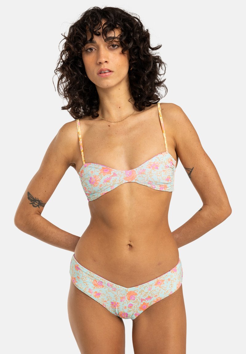 Blomster-bikini sett med en lyseblå topp med rosa detaljer, justerbare stropper, og matchende høyt midjebunn med et lignende blomsterdesign.