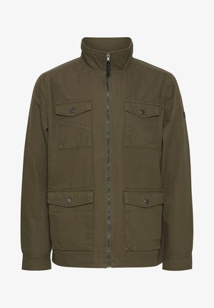 Olivgrön jacka med hög krage, dragkedja fram och fyra fickor. Tillverkad av ett lätt tyg med en smidig textur och knappdetaljer.