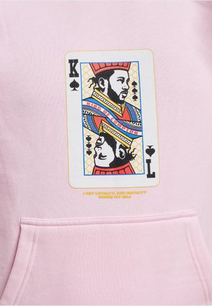 Patarei kaardiga mees, kes kannab punast krooni ja sinist rüü, nimetatud "Comptoni kuningas", roosat õigusi taustal.