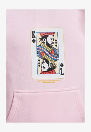 Patarei kaardiga mees, kes kannab punast krooni ja sinist rüü, nimetatud "Comptoni kuningas", roosat õigusi taustal.