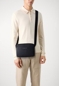 Tommy Hilfiger BUSINESS REPORTER - Taška s příčným popruhem - black