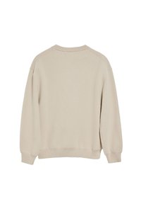 Ljusbeige tröja med avslappnad passform, ribbad halsringning och ärmar, samt subtil textur. Har sänkta axlar och rak fåll.