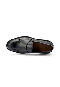 Mocassini in pelle nera con punta rotonda, design a doppia cinghia con fibbie metalliche, dettagli di cucitura discreti e texture liscia.