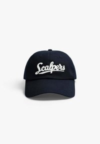Gorra de béisbol azul marino con visera curva, que presenta el texto bordado en blanco "Scalpers" en la parte frontal. Está hecha de tela de algodón con una textura suave.