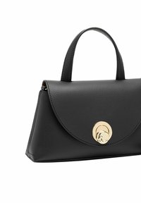 Bolso de mano de cuero negro con forma estructurada, tapa redondeada, acento de herrajes circulares dorados y asa superior corta. Textura suave.