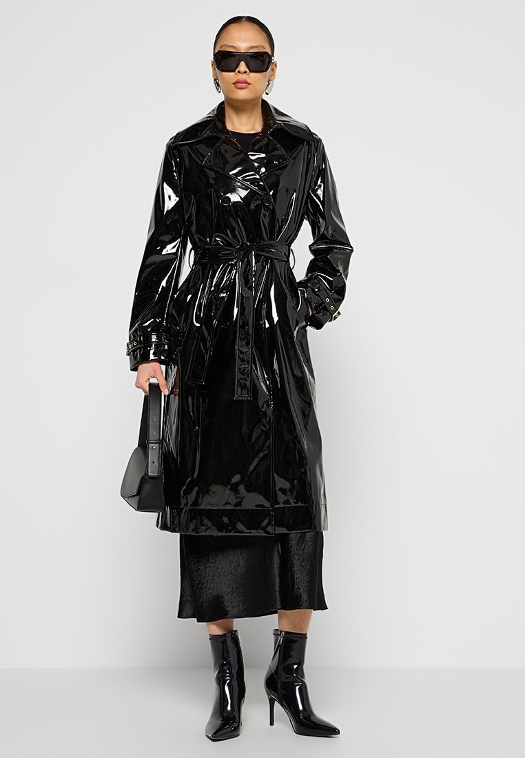 Schwarzer glänzender Trenchcoat mit Gürtel, ausgestattet mit einem großen Kragen, Knopfdetails an den Manschetten und einer eleganten Silhouette. Tragen Sie ihn mit passenden Accessoires.
