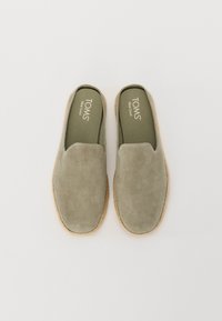 Zelene ante slip-on cipele s округлим vrhom i jute potplatom. Brendiranje vidljivo na ulošku. Glatka tekstura s minimalnim detaljima šivanja.