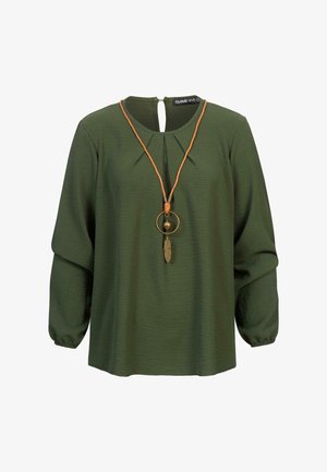 Olivegrünes Langarmbluse mit einem Schlüsselloch-Rücken, mit Falten am Ausschnitt und einer braunen Anhänger-Halskette mit Metallelementen.