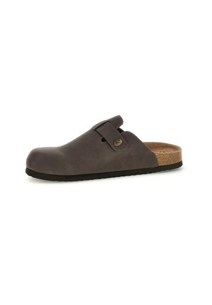 Zoccolo marrone slip-on con punta chiusa, cinturino regolabile con dettaglio bottone, plantare in sughero e suola nera.