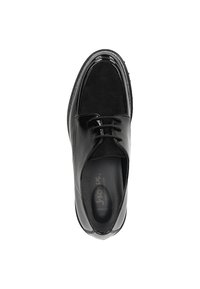 Scarpa da uomo nera con tomaia in vernice lucida e pannello in suede opaco, con punta arrotondata e chiusura con lacci. Suola testurizzata.