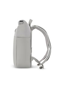 Sac à dos gris au design épuré, avec un sommet arrondi, des bretelles en mesh rembourrées et un extérieur durable et lisse.