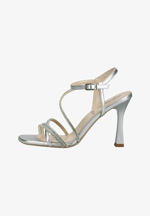 Srebrny sandał na wysokim obcasie z cienkimi paskami, regulowaną sprzączką na kostce oraz błyszczącymi kryształkami zdobiącymi przednie paski.