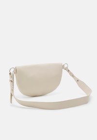Borsa a tracolla beige chiaro realizzata in materiale liscio, con forma arrotondata, cintura regolabile e accessori in metallo argentato per il fissaggio.