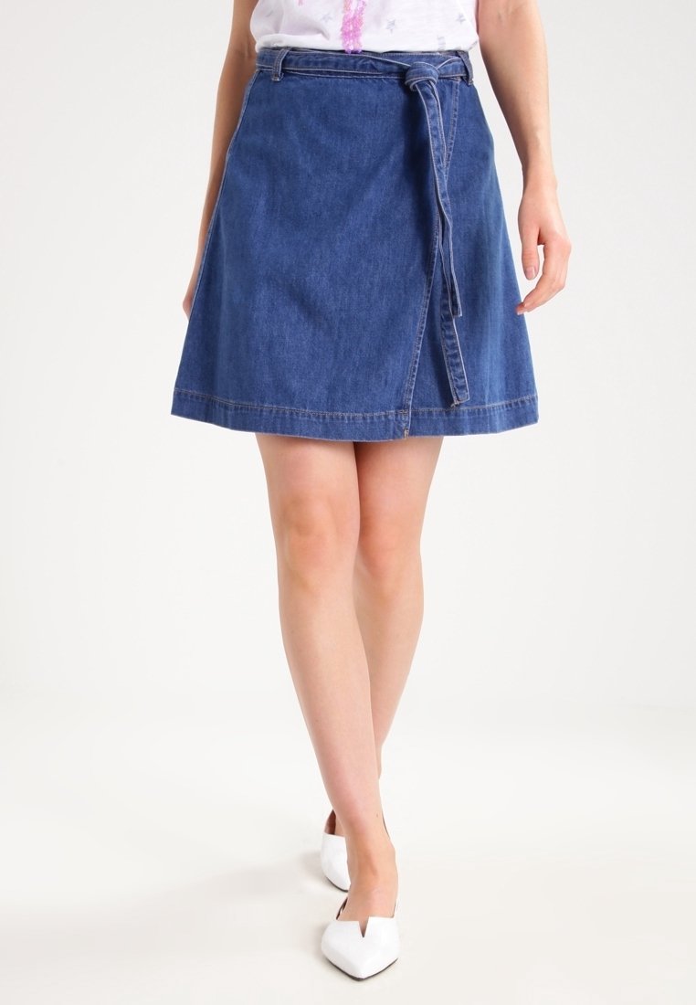 Denimová zavinovací sukně tmavě modré barvy, se šňůrkovým páskem a rovný střih s délkou nad kolena. Hladká textura a ležérní design.