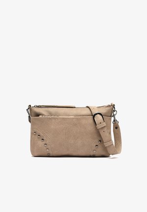 Borsa a tracolla in pelle beige con tracolla regolabile, chiusura superiore con cerniera e borchie metalliche decorative agli angoli anteriori.