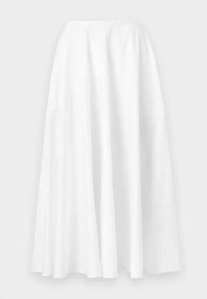 Pikk valge seelik kõrge vöökohaga ja laiade lenduvate servadega, eksponeeritud ühetaustal.