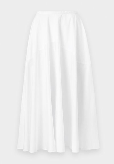 Λευκή μακριά φούστα με ψηλή μέση και φαρδιά, ρέουσα καμπάνα στο τελείωμα, εμφανίζεται πάνω σε απλό φόντο.