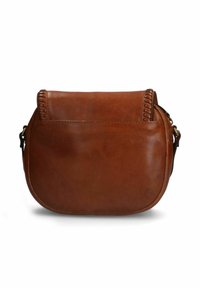 Borsa a tracolla in pelle marrone con silhouette curva, dettaglio intrecciato sul copri flap e tracolla attaccata a hardware dorato.