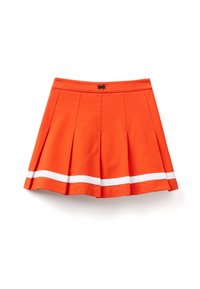 Flickig orange kjol med vita horisontella ränder nertill, huvudsakligen tillverkad av mjukt tyg, med en svart logotyp på midjebandet.