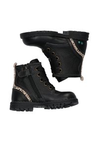 Černé kožené kotníkové boty s texturovaným povrchem, vybavené bočním zipem, šněrováním vpředu a akcenty v leopardím vzoru. Odolné gumové podrážky.