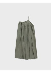 Asymetryczna sukienka na jedno ramię w jasnonasyconym zielonym kolorze. Wykonana z miękkiego, lekko opadającego materiału z pionowymi fałdami oraz elastycznym topem dla lepszego dopasowania.