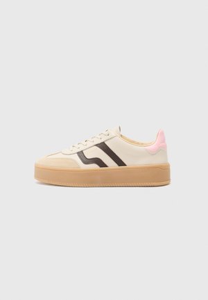Sneakers color crema con strisce marroni e bianche, un accento sul tallone rosa chiaro e una suola in gomma strutturata. Presentano un design con lacci.