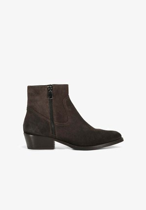 Stivale alla caviglia in suede marrone con tacco a blocco basso, chiusura con zip laterale e texture liscia. Presenta una punta leggermente appuntita e cuciture minime.