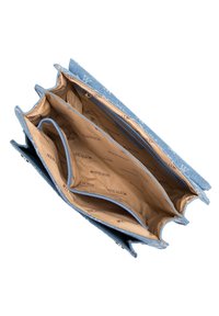 Denim-Geldbörse in Hellblau mit mehreren Fächern. Innenfutter aus beigem Stoff mit wiederholt auftretendem Logomuster. Silberne Beschläge.