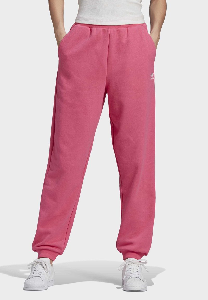 Jogging rose en mélange de coton doux, avec une coupe décontractée, une taille élastique, des poches latérales et un petit logo sur le devant.