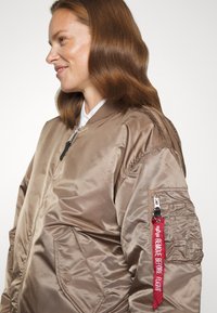 Alpha Industries CORE - Bombera - taupe