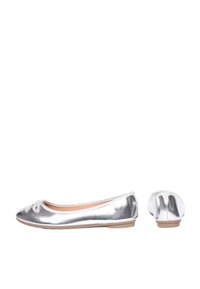 Ballerine metalliche argento con punta rotonda, piccolo dettaglio a fiocco e suola piatta con una sottile texture. Finitura liscia e lucida.