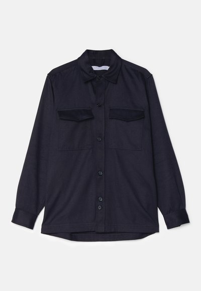 Chemise à manches longues bleu marine avec un devant à boutons, deux poches poitrine et un col. Fabriquée en tissu texturé avec une coupe décontractée.