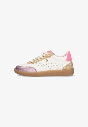 Witte sneakers met roze accenten, metallic gouden en glinsterend paarse teen details, perforaties aan de zijkanten, en een tan rubberen zool. Vetersluiting ontwerp.