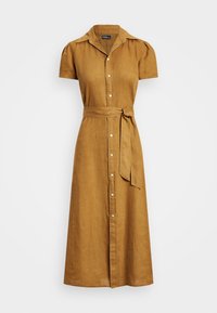 Karmelowa midi sukienka z guzikami z przodu, krótkimi bufiastymi rękawami, kołnierzykiem i związanym paskiem w talii na białym tle.