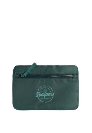 Bolsa de tela verde con cierre de cremallera, que presenta un diseño de logo impreso en un tono más claro, forma rectangular y textura suave.