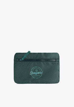 Zelený textilní sáček se zipovým uzávěrem, se světlejším potiskem loga, obdélníkový tvar a jemná textura.