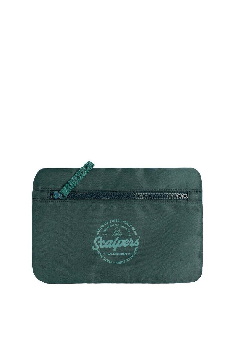 Bolsa de tela verde con cierre de cremallera, que presenta un diseño de logo impreso en un tono más claro, forma rectangular y textura suave.